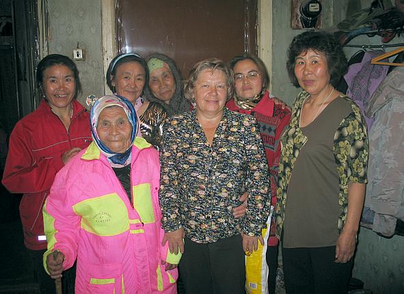 Ирина Анатольевна Муравьева с жителями Вывенки, справа Марина Аммик, поселок Вывенка, 2008 год