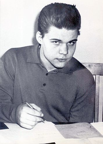 Алексей Головастиков решает задачи на 2-м туре IV олимпиады по языковедению и математике в 1968 году