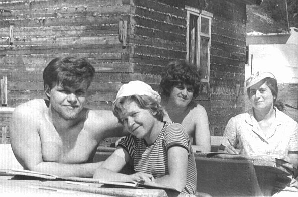 Палана, 1973 год: Алексей Головастиков, Ирина Муравьёва, Пётр Перцов, Ольга Горбачёва (Новгородцева)